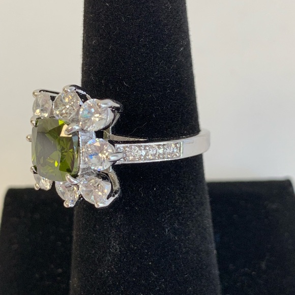 Emerald green & Crystal Cocktail Ring 6 3/4 - Picture 5 of 8